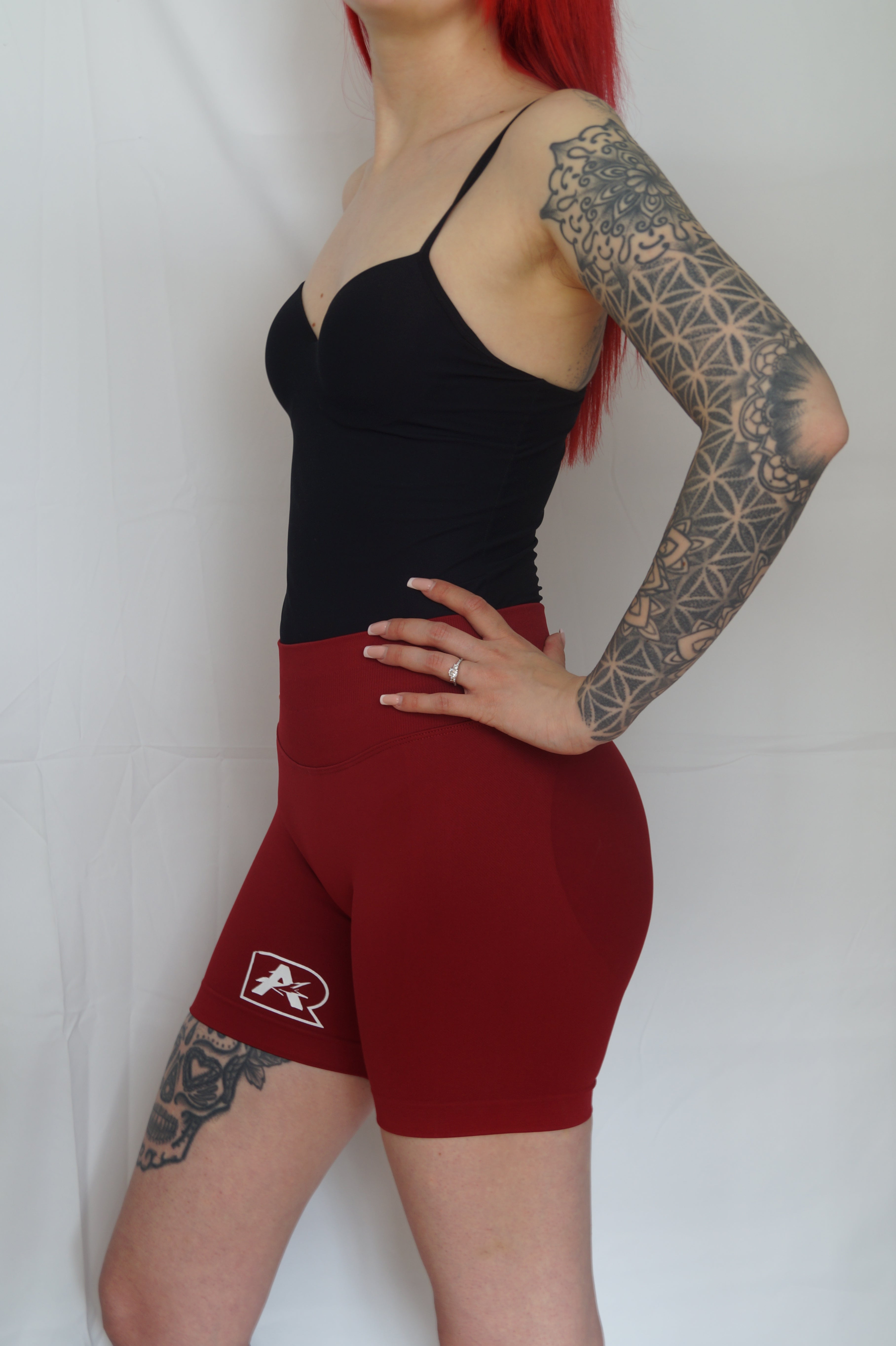 Model trägt Bordeaux High-Waist Scrunch Shorts von Aureon Seitlich