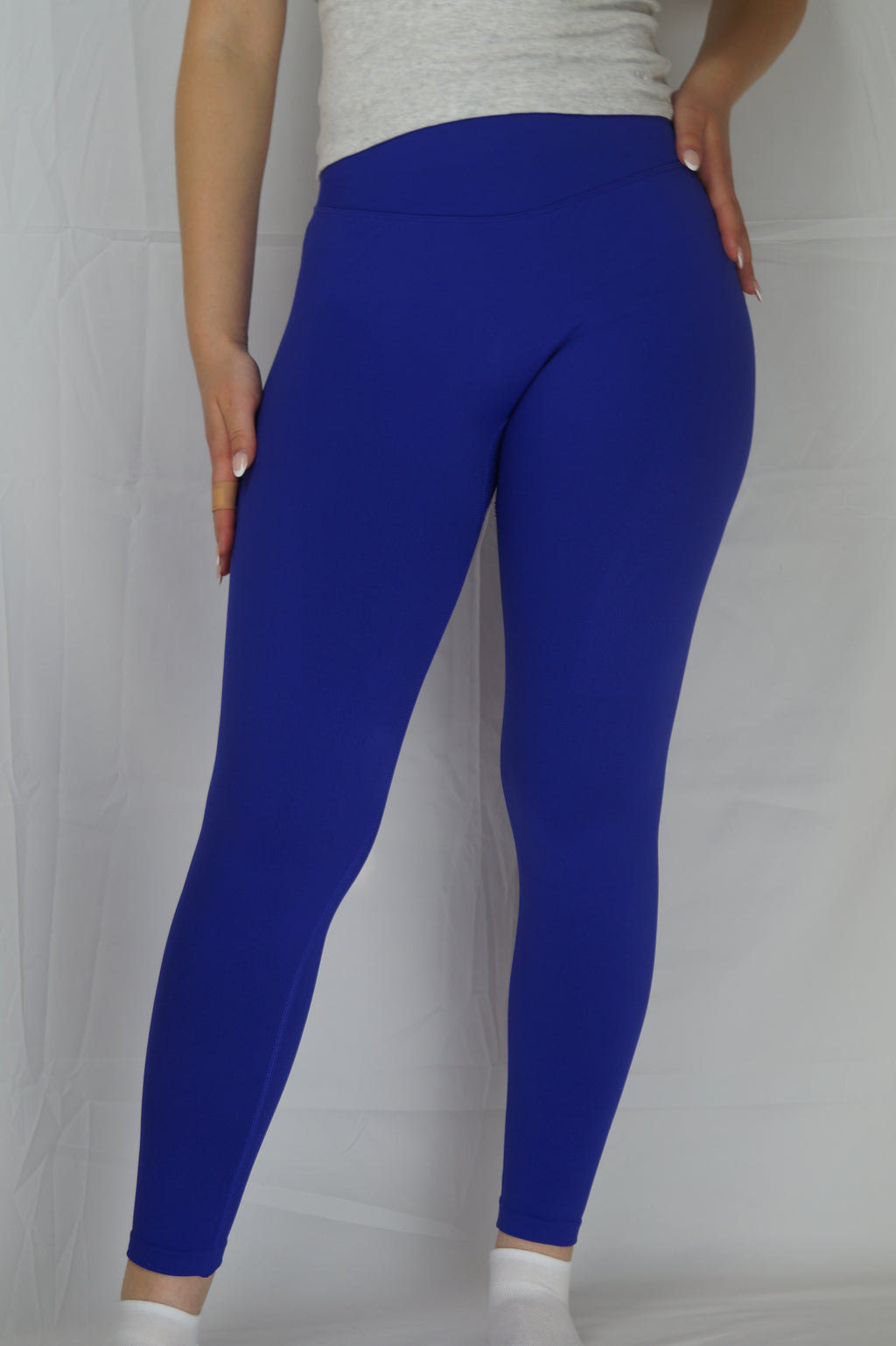 Model Leggings Blau Frontal