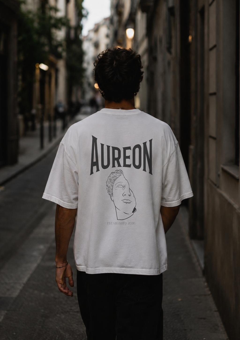 Detailansicht AUREON Schriftzug und Established 2026 Print auf Oversized T-Shirt