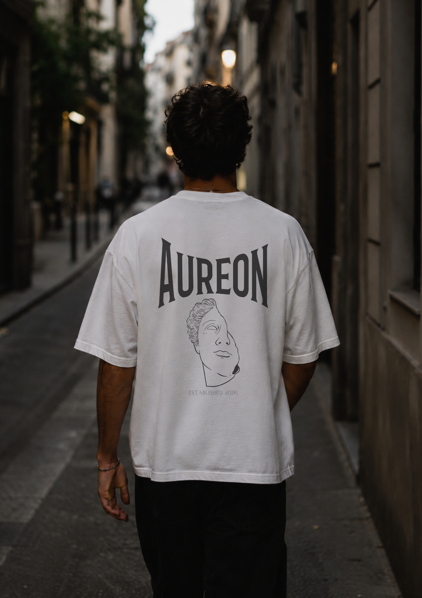Detailansicht AUREON Schriftzug und Established 2026 Print auf Oversized T-Shirt