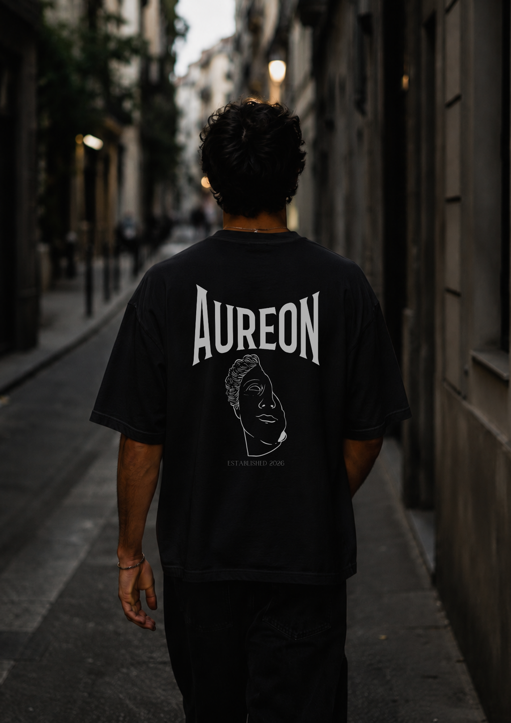 Mann trägt AUREON Streetwear Oversized Shirt mit Line-Art Gesicht Print