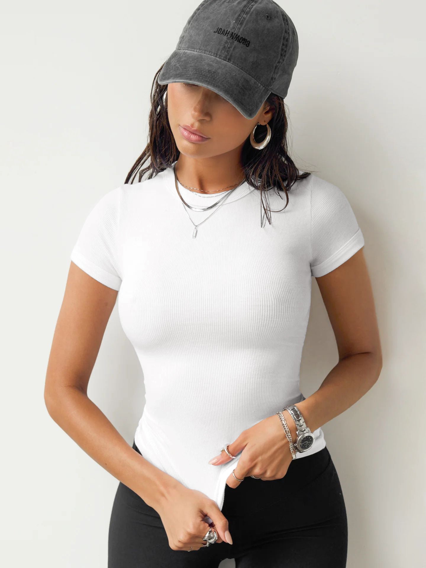 Model trägt Aureon Ripp T-Shirt im Streetstyle-Look
