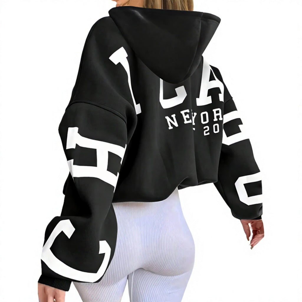 Model trägt Aureon Oversized Hoodie im Streetstyle-Look